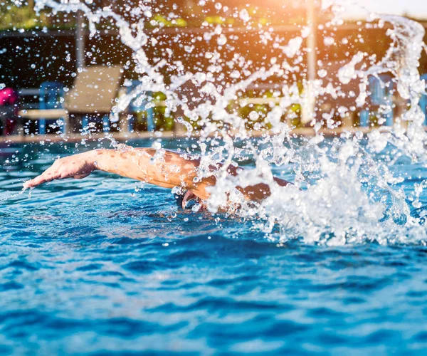 Jeune Homme Athlétique Nageant Dans Piscine Concept Sport Actif — Photo