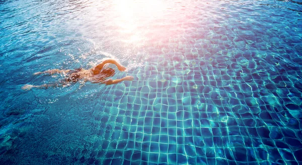 Yüzme Havuzunda Yüzen Genç Sporcu Aktif Spor Konsepti — Stok fotoğraf