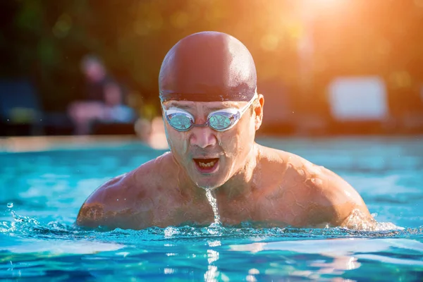 Hombre Atlético Joven Nadando Piscina Concepto Deporte Activo —  Fotos de Stock