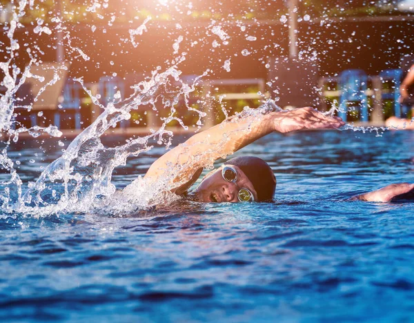 Homem Atlético Jovem Nadando Piscina Conceito Esporte Ativo — Fotografia de Stock