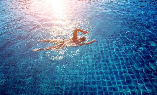 Homem Atlético Jovem Nadando Piscina Conceito Esporte Ativo — Fotografia de Stock