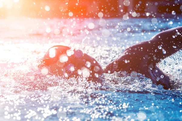 Homem Atlético Jovem Nadando Piscina Conceito Esporte Ativo — Fotografia de Stock