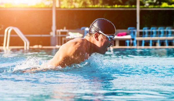 Homem Atlético Jovem Nadando Piscina Conceito Esporte Ativo — Fotografia de Stock