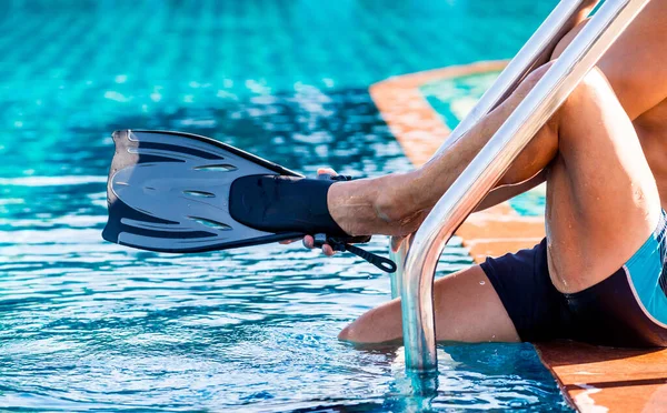 Jovem Atlético Vestindo Chinelos Por Piscina Conceito Esporte Ativo — Fotografia de Stock