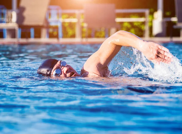 Homem Atlético Jovem Nadando Piscina Conceito Esporte Ativo — Fotografia de Stock