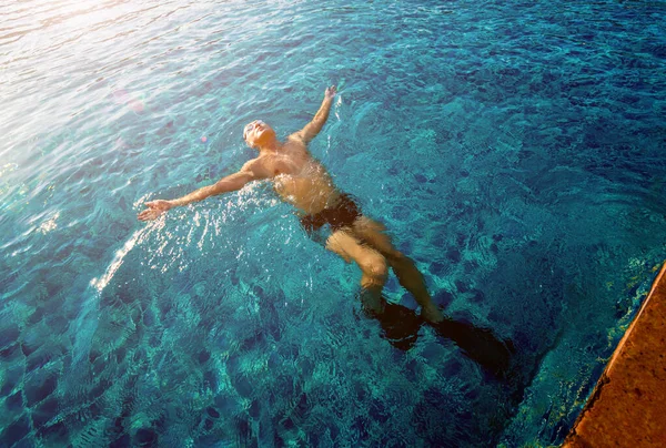 スイミングプールで泳ぐ若い運動選手 アクティブなスポーツの概念 — ストック写真