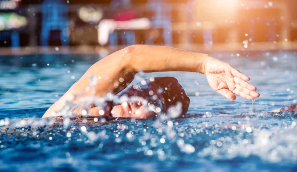 Homem Atlético Jovem Nadando Piscina Conceito Esporte Ativo — Fotografia de Stock