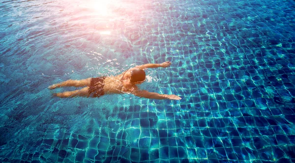 Homem Atlético Jovem Nadando Piscina Conceito Esporte Ativo — Fotografia de Stock