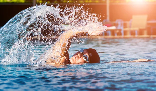 Homem Atlético Jovem Nadando Piscina Conceito Esporte Ativo — Fotografia de Stock