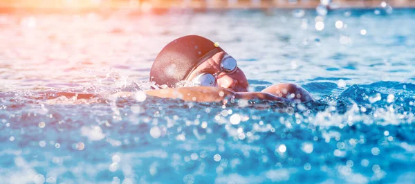 Homem Atlético Jovem Nadando Piscina Conceito Esporte Ativo — Fotografia de Stock