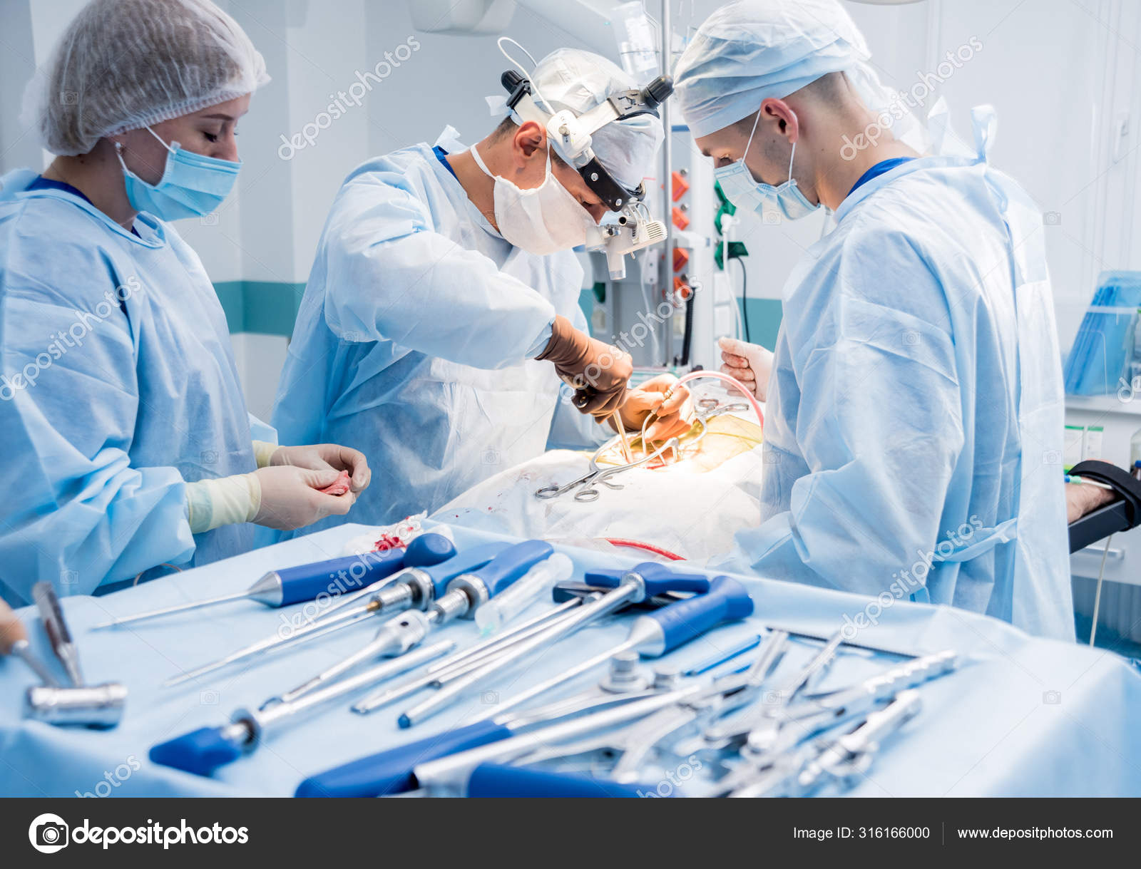 Instruments Chirurgicaux Situés Sur Une Table Bleue Matériel Médical Pour  La Chirurgie Matériel Médical Gros Plan