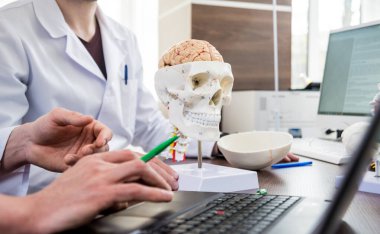 Hastanede tıp konseyi olan iki doktor. Beyin ameliyatından önce tıbbi konuları tartışıyoruz. Beyin Düzeni