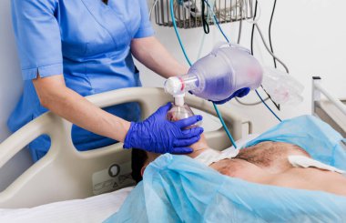 Doktorlar acil serviste erkek bir hastaya canlandırma emri verdi. Kalp masajı. Defibrilasyon