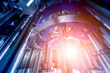 Otomatik doldurma makinesi plastik şişelere su dolduruyor, endüstriyel arka plan