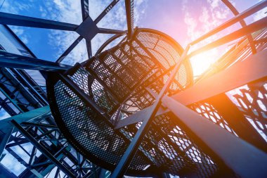 Petrol rafinerisinde ekipman ve boru hattı, sanayi geçmişi 