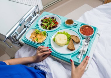 Genç bayan hastalar için tepsiyi kahvaltıyla kapatın.