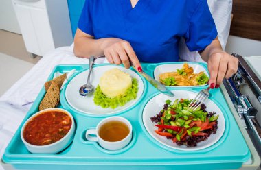 Genç bayan hastalar için tepsiyi kahvaltıyla kapatın.