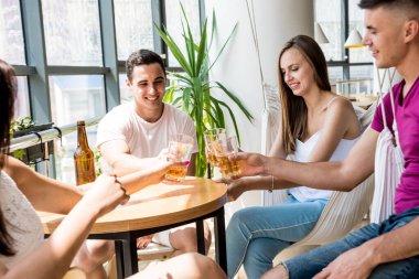 Pub 'daki neşeli arkadaşlar. Bira içmek, konuşmak, eğlenmek. İşten sonra arkadaşlarımla buluşacağım.