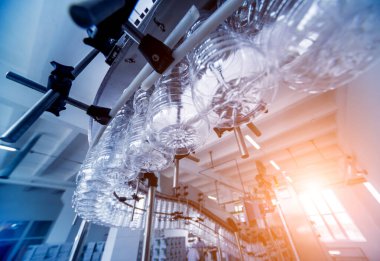 Şişelerdeki ayçiçeği yağı şişeleri, yüksek teknoloji konsepti, endüstriyel arka plan 