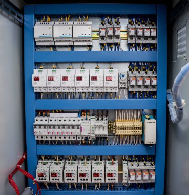 Devre kesicileri ve elektrik arkaplanı olan elektrik santrali.