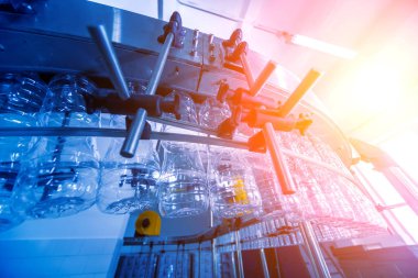 Şişelerdeki ayçiçeği yağı şişeleri, yüksek teknoloji konsepti, endüstriyel arka plan 