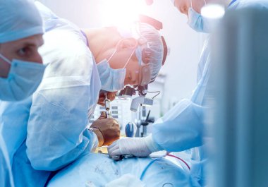 Omurilik ameliyatı. Ameliyathanede ameliyathanede ameliyat aleti olan bir grup cerrah. Laminektomi. Modern tıbbi arka plan