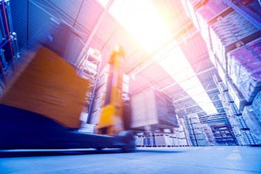 Depo tersanesinde forklift yükleyicisi, teslimat ve lojistik konsepti