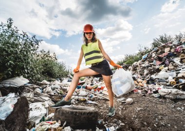 Kadın gönüllü plastik çöpleri temizlemeye yardım ediyor. Dünya günü ve ekoloji kavramı
