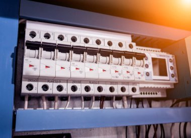 Devre kesicileri ve elektrik arkaplanı olan elektrik santrali.