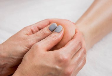 Kaplıca salonunda ayak masajından hoşlanan güzel bir genç kadın. Kozmetoloji kavramı