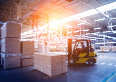 Depo tersanesinde forklift yükleyicisi, teslimat ve lojistik konsepti