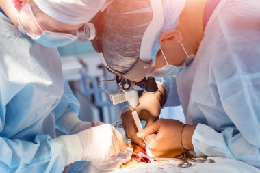 Omurilik ameliyatı. Ameliyathanede ameliyathanede ameliyat aleti olan bir grup cerrah. Laminektomi. Modern tıbbi arka plan