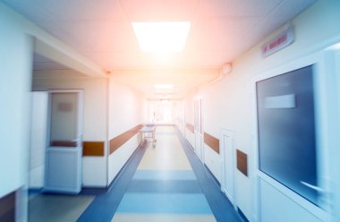 Modern klinikteki boş uzun koridor, tıbbi geçmiş.