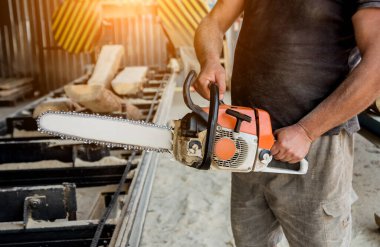 Ağaç kesen kereste fabrikasında testere ile ağaç kesiyor. Modern kereste fabrikası. Sanayi kütüklerden testere tahtaları