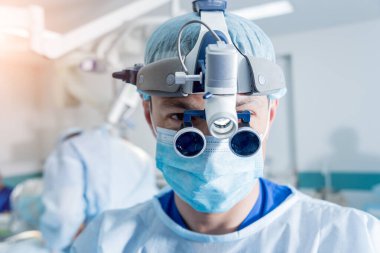 Omurga cerrahı ameliyat ekipmanlarıyla ameliyathanede..