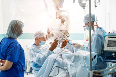 Beyin ameliyatı. Ameliyathanede ameliyat ekipmanlarıyla bir grup cerrah..