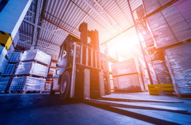 Depo tersanesinde forklift yükleyicisi, teslimat ve lojistik konsepti