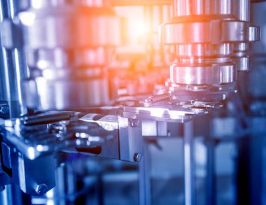 Otomatik doldurma makinesi plastik şişelere su dolduruyor, endüstriyel arka plan