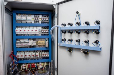 Devre kesicileri ve elektrik arkaplanı olan elektrik santrali.