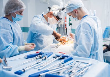 Sterilize edilmiş cerrahi aletler ve aletler mavi masada. Omurga cerrahisi.