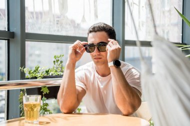 Bardaki genç adam. Bira içmek, pizza yemek. İşten sonra.