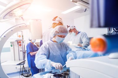 Omurilik ameliyatı. Ameliyathanede ameliyathanede ameliyat aleti olan bir grup cerrah. Laminektomi. Modern tıbbi arka plan