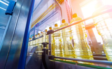 Şişelerdeki ayçiçeği yağı şişeleri, yüksek teknoloji konsepti, endüstriyel arka plan 