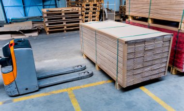 Depo tersanesinde forklift yükleyicisi, teslimat ve lojistik konsepti
