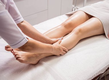 Kaplıca salonunda ayak masajından hoşlanan güzel bir genç kadın. Kozmetoloji kavramı