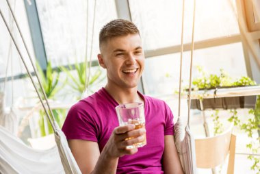 Bardaki genç adam. Bira içmek, pizza yemek. İşten sonra.