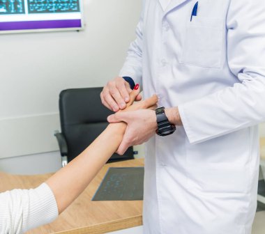 Modern hastanedeki hastaların ellerini muayene eden travmatoloğa yakın durun.