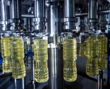 Şişelerdeki ayçiçeği yağı şişeleri, yüksek teknoloji konsepti, endüstriyel arka plan 