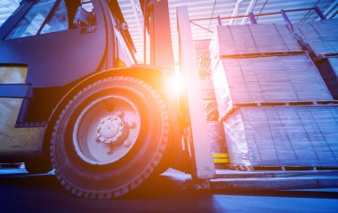 Depo tersanesinde forklift yükleyicisi, teslimat ve lojistik konsepti
