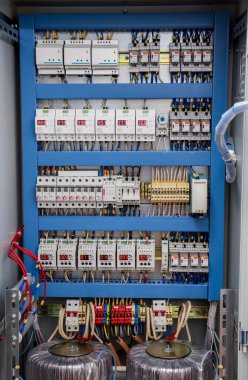 Devre kesicileri ve elektrik arkaplanı olan elektrik santrali.